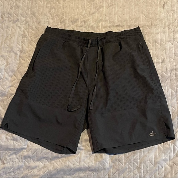 ALO lined shorts mens large pre-owned condition black - Picture 1 of 16